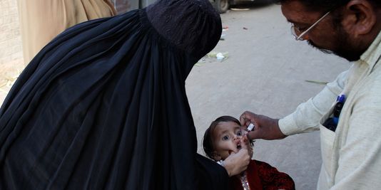 Au Pakistan, 4 vaccinateurs contre la polio abattus en une journée
